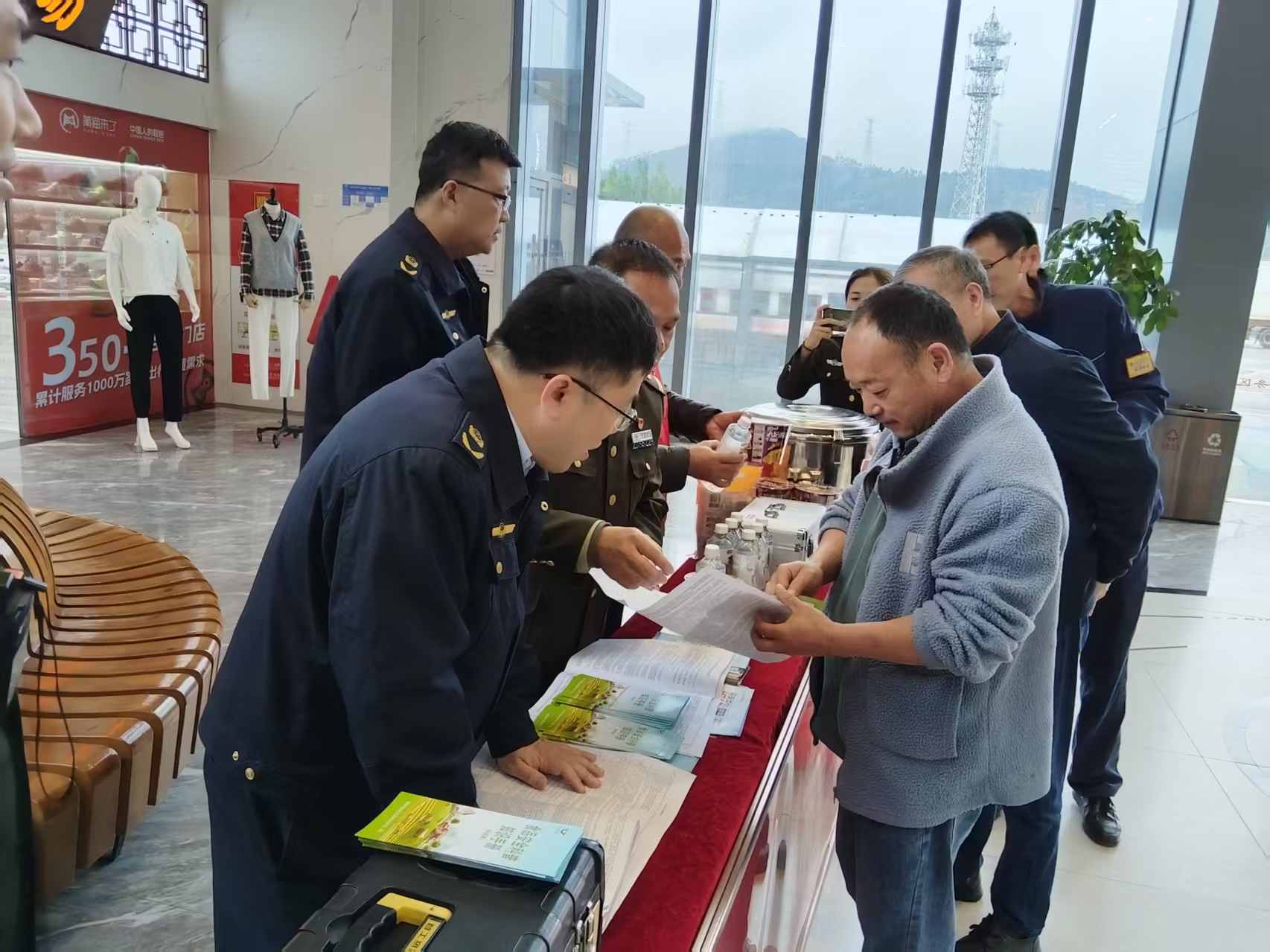 米乐M6：福清市举办2025年“3·15”国际消费者权益日系列宣传活动(图9)