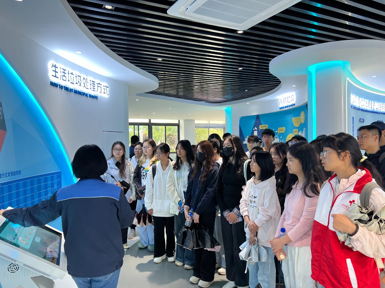 米乐M6：云南：青年学子探秘垃圾焚烧发电｜环保设施开放(图3)