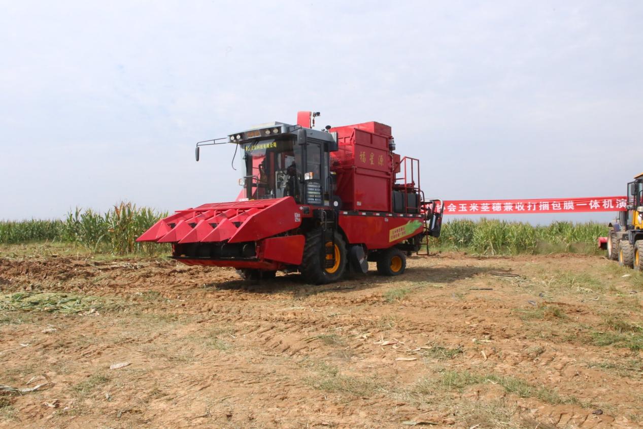 玉米收获迎来技术革新！新型一体机实现穗茎兼收与打捆包膜同步完成(图4)