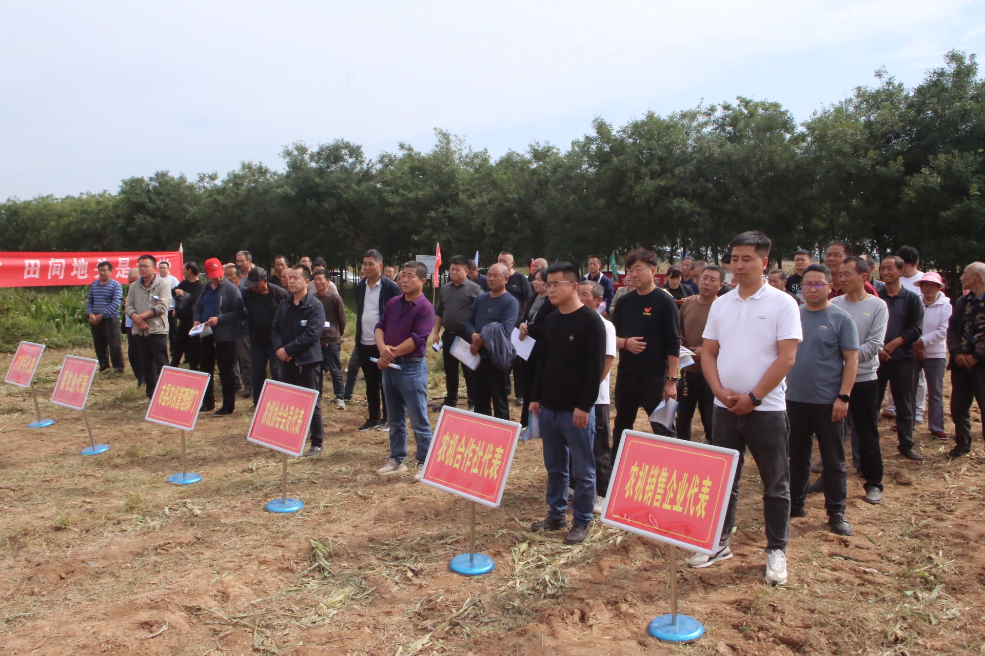 玉米收获迎来技术革新！新型一体机实现穗茎兼收与打捆包膜同步完成(图2)