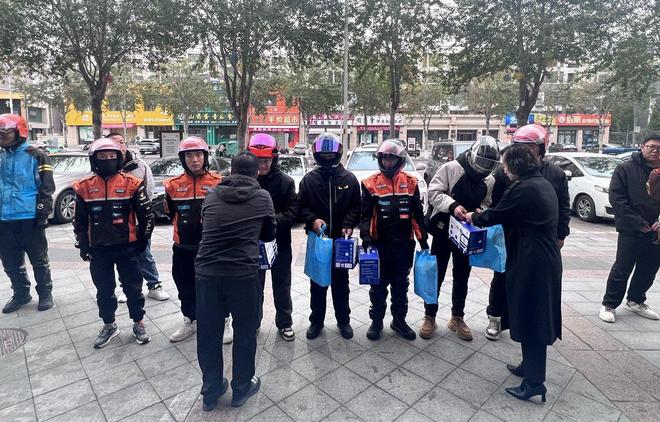 宁夏银川市总工会为1554名艰苦岗位一线职工发放暖心礼包