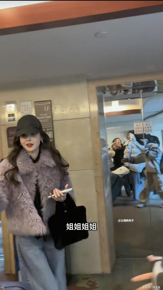 好宠粉呀！娜扎现身机场跟粉丝拥抱比心合照大美女真的太好了(图3)