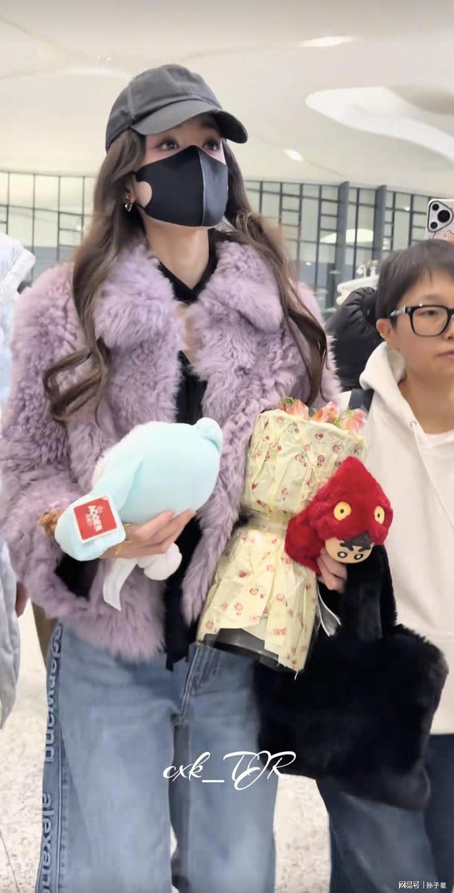好宠粉呀！娜扎现身机场跟粉丝拥抱比心合照大美女真的太好了