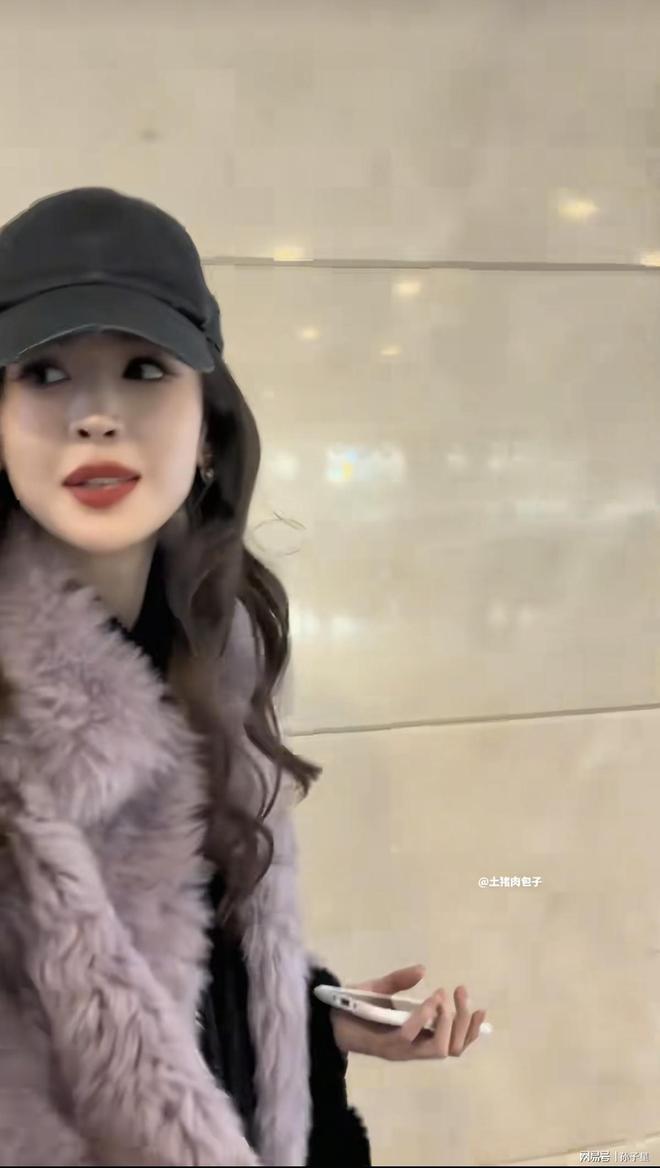 好宠粉呀！娜扎现身机场跟粉丝拥抱比心合照大美女真的太好了(图2)