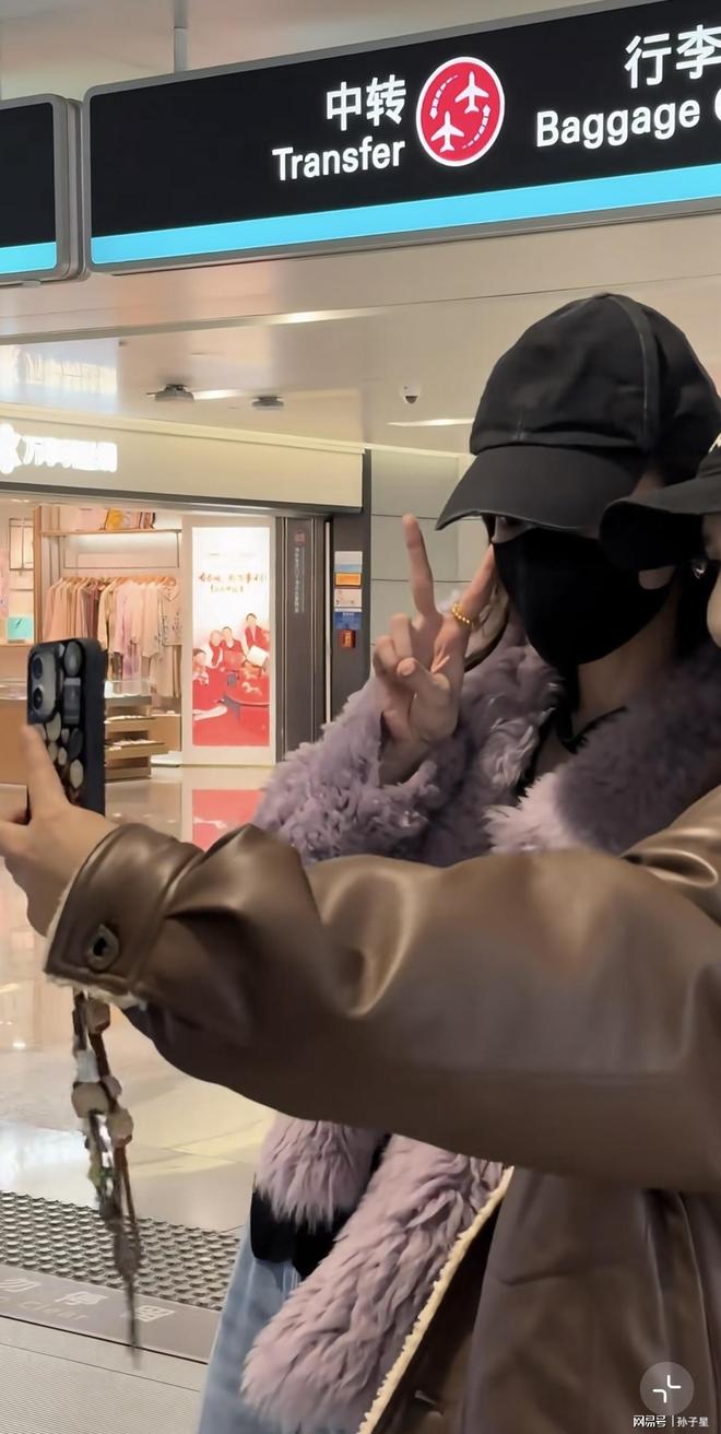 好宠粉呀！娜扎现身机场跟粉丝拥抱比心合照大美女真的太好了(图4)