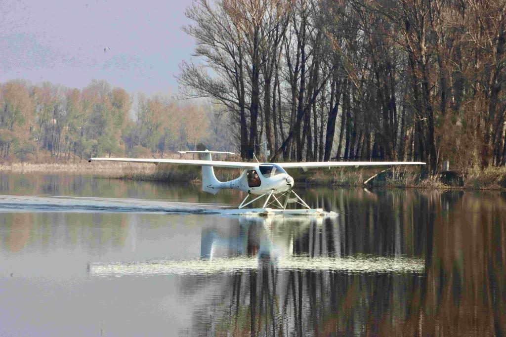 米乐M6平台：全球首款浮筒式双座水上电动飞机亮相北京延庆生态护渔效率提升50倍(图2)