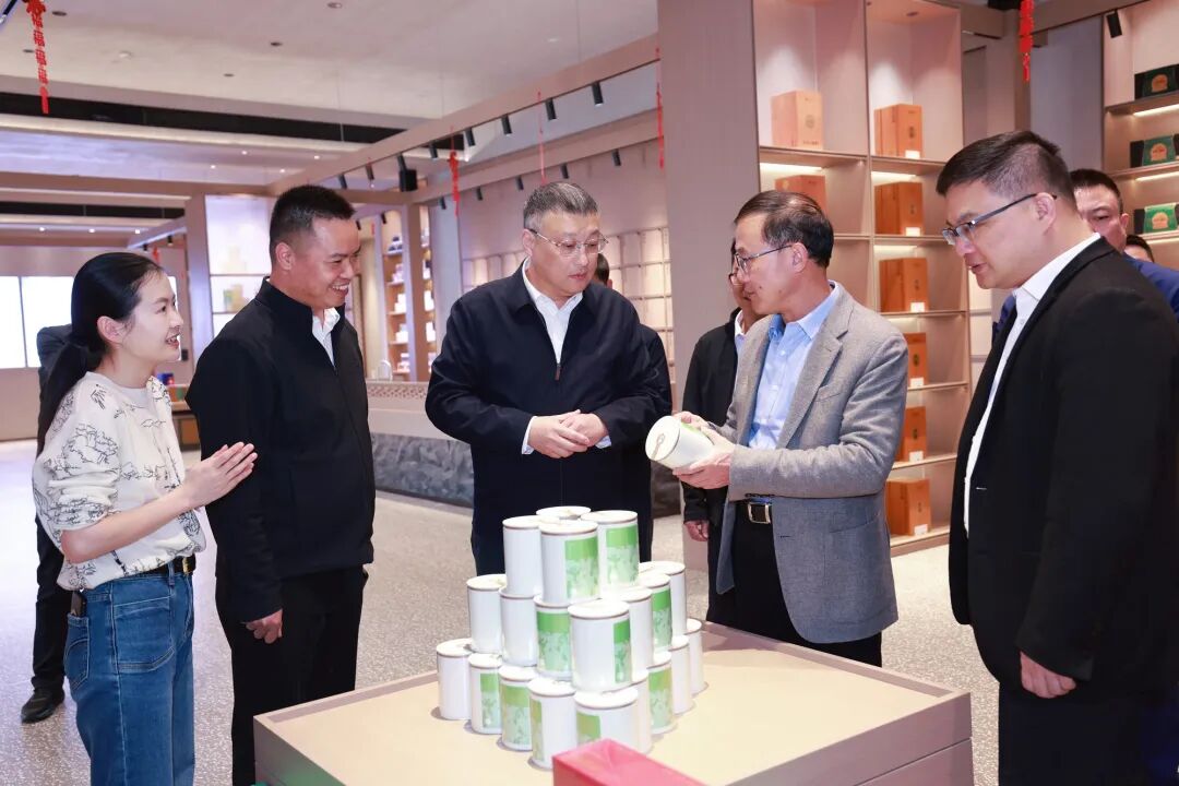 吴毓舟调研不停工、不停产企业并慰问一线员工