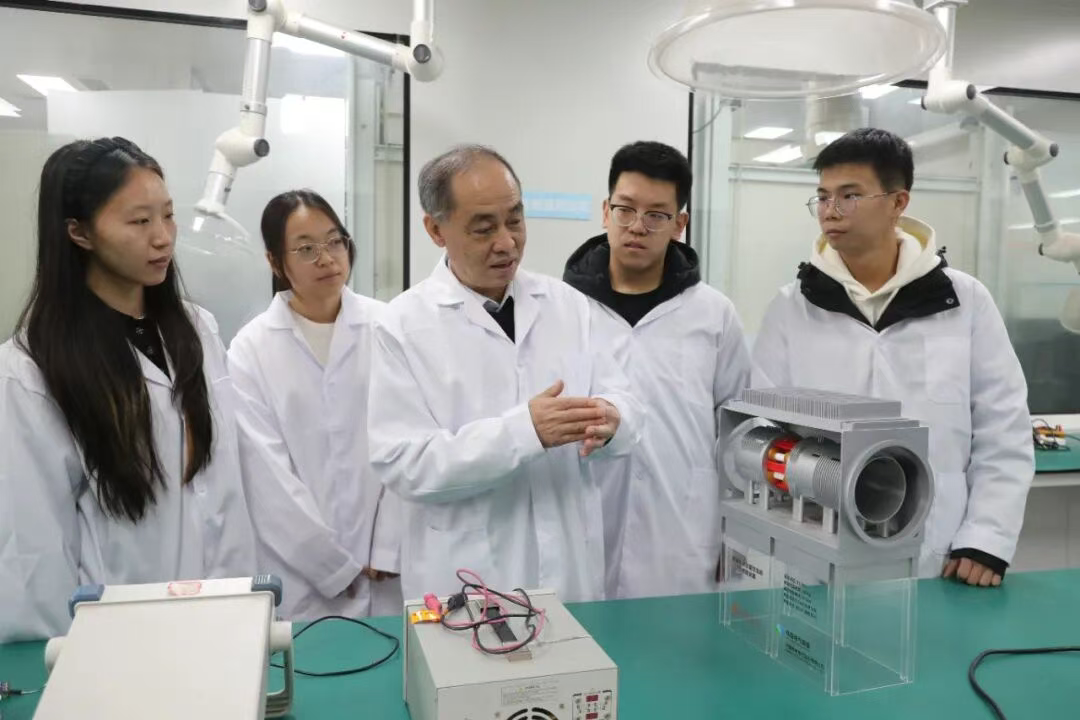 米乐M6：【博创风采】从“卡脖子”到世界首创：西安交大博士后团队攻坚环保型百万千瓦发电机断路器(图2)